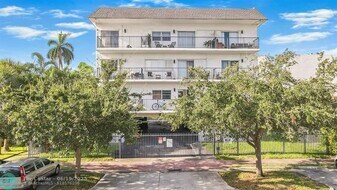 1960 Marseille Dr in Miami Beach, FL - Building Photo