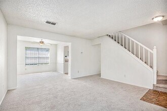 8201 Cloverglen Ln in Fort Worth, TX - Foto de edificio - Building Photo