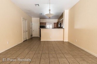 3150 N Yarbrough Dr in El Paso, TX - Building Photo - Building Photo
