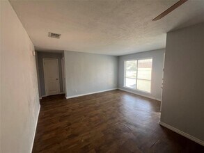 100 Uhland Rd in San Marcos, TX - Building Photo - Building Photo