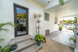 919 SW 25th Ave in Miami, FL - Foto de edificio - Building Photo
