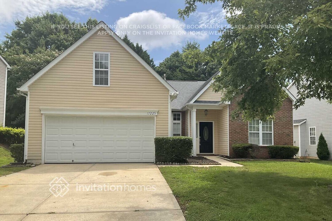 17225 Commons Crossing Dr in Charlotte, NC - Building Photo