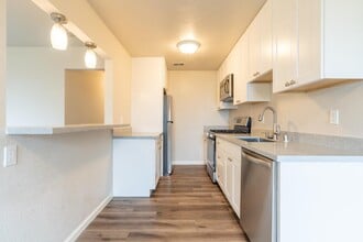 556 Heathcliff Dr in Pacifica, CA - Building Photo - Building Photo