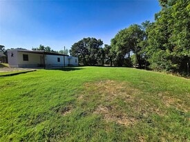 1014 E 3rd St in Weatherford, TX - Building Photo