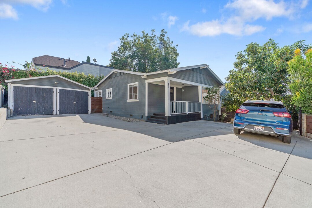 708 Tularosa Dr in Los Angeles, CA - Building Photo