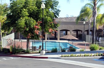The Knolls in San Marcos, CA - Foto de edificio - Building Photo