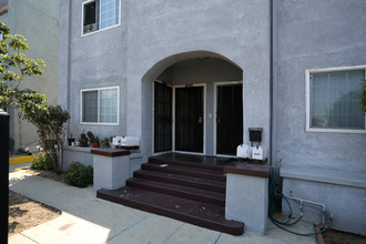 1129 S Mariposa Ave in Los Angeles, CA - Building Photo - Building Photo