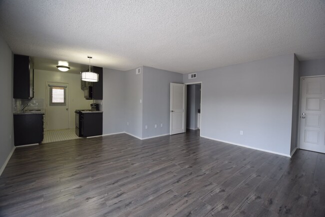 14120 Hamlin St, Unit 10 in Los Angeles, CA - Building Photo - Building Photo