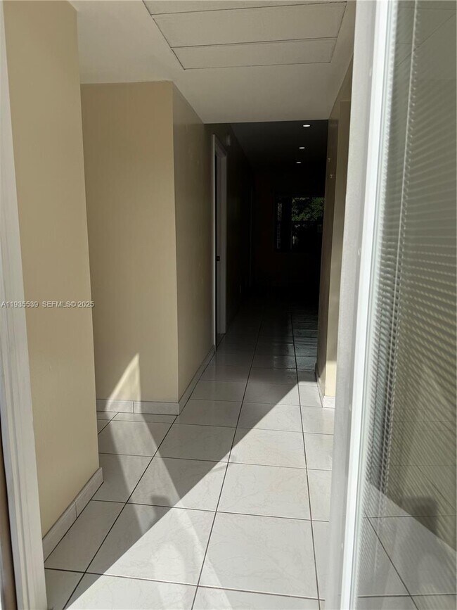 5061 W Oakland Park Blvd in Lauderdale Lakes, FL - Building Photo - Building Photo