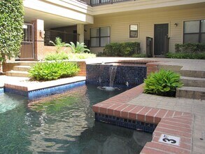 106 E 30th St, Unit 101 in Austin, TX - Foto de edificio - Building Photo