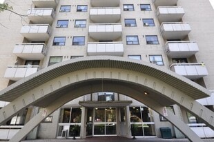 2440 Hurontario St in Mississauga, ON - Building Photo