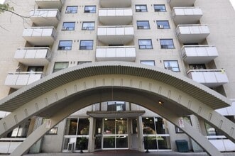 2440 Hurontario St in Mississauga, ON - Building Photo - Building Photo