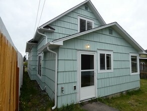216 W 9th St in Port Angeles, WA - Building Photo - Building Photo