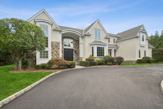 124 Essex Dr in Tenafly, NJ - Foto de edificio - Building Photo