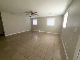 300 Cedar St in Crockett, TX - Building Photo