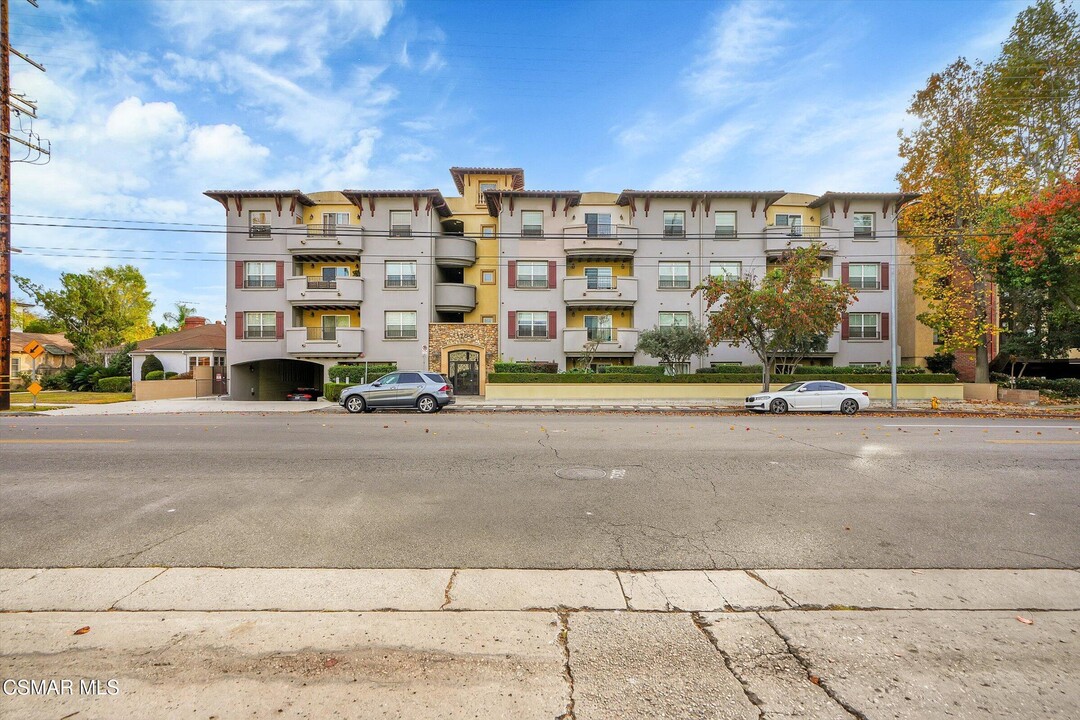 13200 Moorpark St in Los Angeles, CA - Building Photo