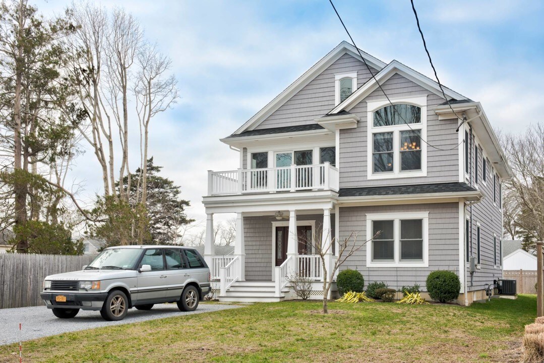 13 Center St in Jamesport, NY - Foto de edificio