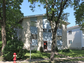 2620 S Cedar Ave in Minneapolis, MN - Building Photo - Building Photo