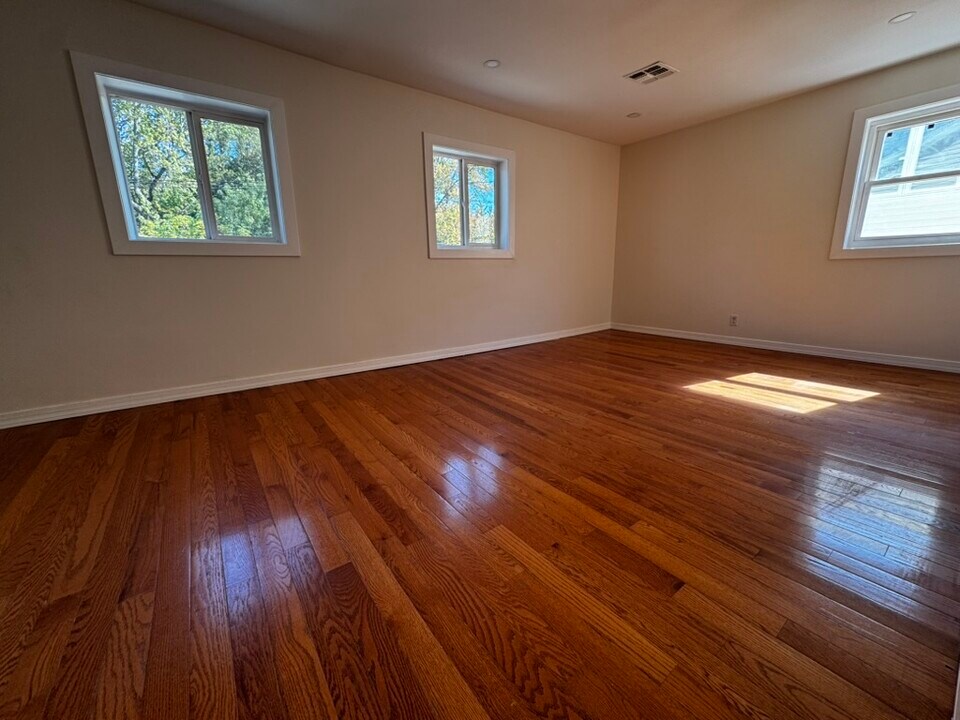 1018 Huguenot Ave, Unit Floor 2 in Staten Island, NY - Building Photo