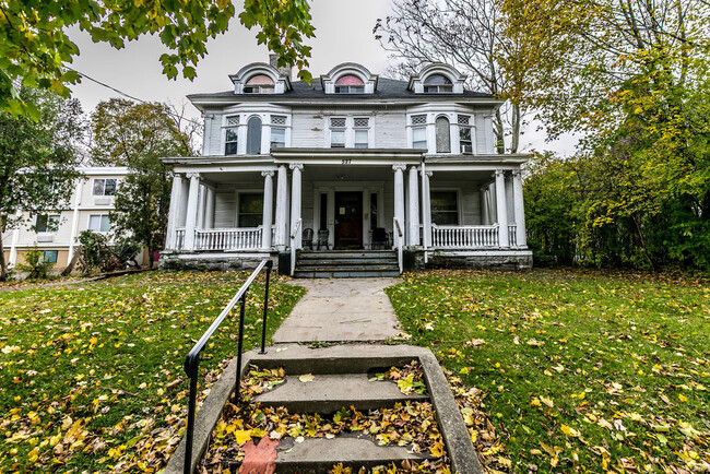 527 Oak St in Syracuse, NY - Building Photo - Primary Photo