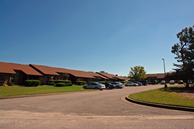 Bob Hope Village in Shalimar, FL - Foto de edificio - Building Photo