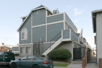 533 E 11th St in Long Beach, CA - Foto de edificio - Building Photo