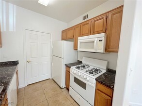 7131 S Durango Dr in Las Vegas, NV - Building Photo - Building Photo