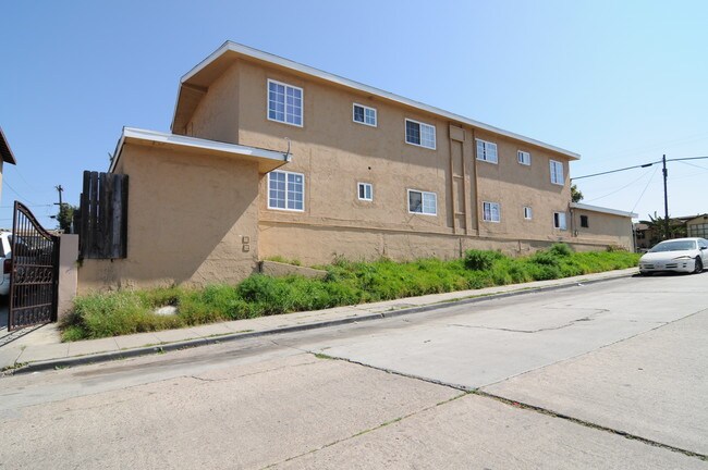 3750-3760 Ocean View Blvd in San Diego, CA - Foto de edificio - Building Photo