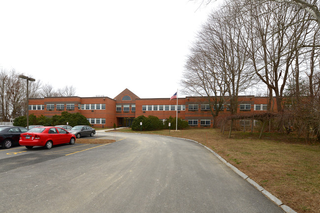 West House in Middletown, RI - Foto de edificio - Building Photo