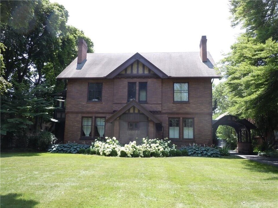 1063 East Ave in Rochester, NY - Building Photo