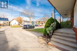 33A Alcan Ave in Toronto, ON - Building Photo - Building Photo