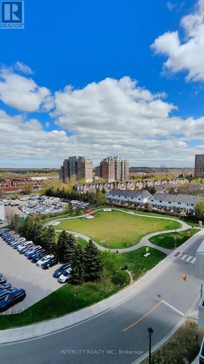 9205-9205 Yonge St in Richmond Hill, ON - Building Photo
