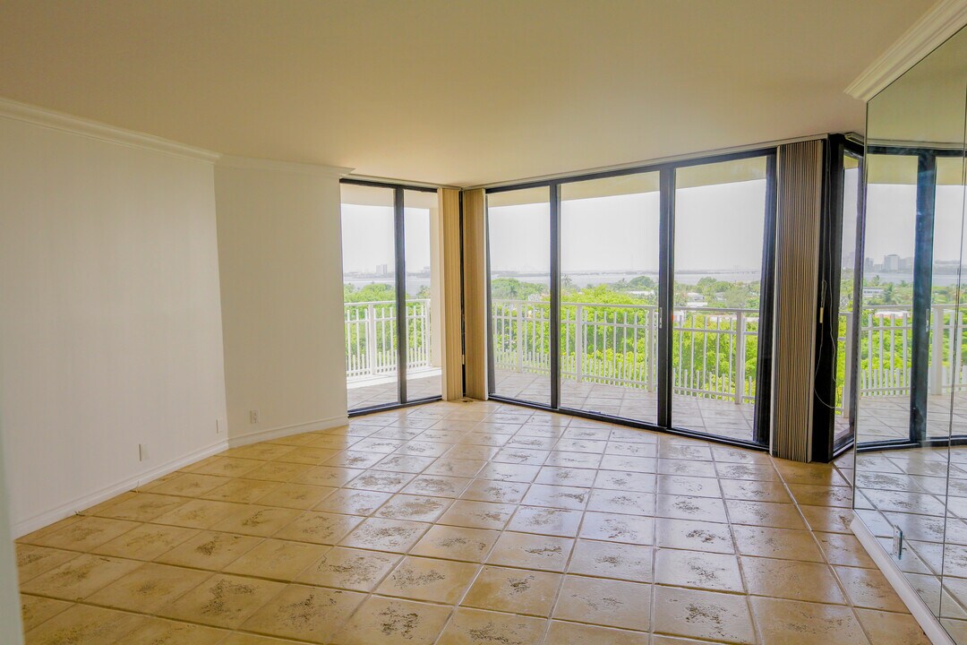 1000 Quayside Ter, Unit 812 in Miami, FL - Building Photo