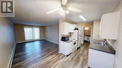 10028-10105 105 Ave in Grande Prairie, AB - Building Photo - Building Photo