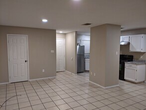 540 Waco St, Unit 540B in Pleasanton, TX - Building Photo - Building Photo