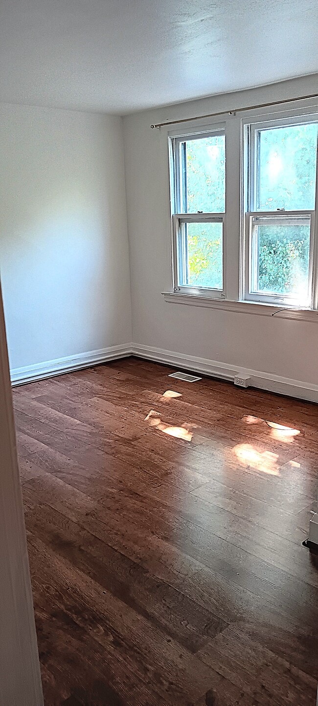 1017 Hollins St, Unit Apt 1...1 Bedroom 1 Bath in Baltimore, MD - Building Photo - Building Photo