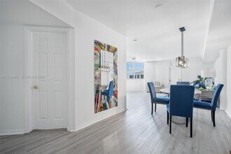 825 Brickell Bay Dr in Miami, FL - Building Photo - Building Photo