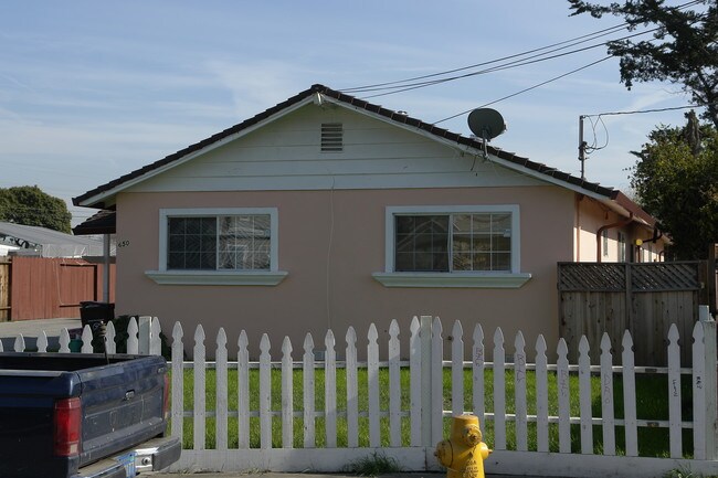650 Harris Rd in Hayward, CA - Foto de edificio - Building Photo