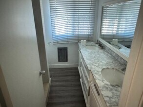 22222 Vanowen St in Canoga Park, CA - Building Photo - Building Photo