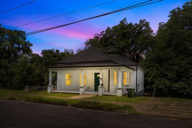 property at 552 S Bainbridge St
