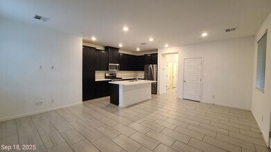 5730 Sky Pointe Dr in Las Vegas, NV - Building Photo - Building Photo