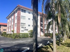 3910 Crystal Lake Dr in Pompano Beach, FL - Building Photo - Building Photo