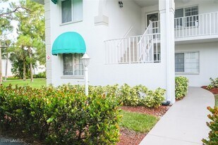 345 Gabriel Cir in Naples, FL - Building Photo