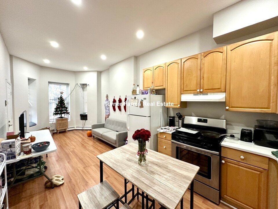 76 Hammond St, Unit 1 in Boston, MA - Foto de edificio