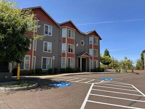 Greenburg Apartments in Tigard, OR - Foto de edificio - Building Photo