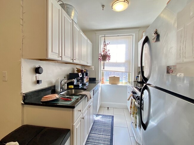 1863 Commonwealth Ave, Unit 51 in Boston, MA - Foto de edificio - Building Photo