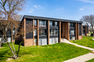 Oak Square Apartments in Pontiac, MI - Building Photo - Building Photo