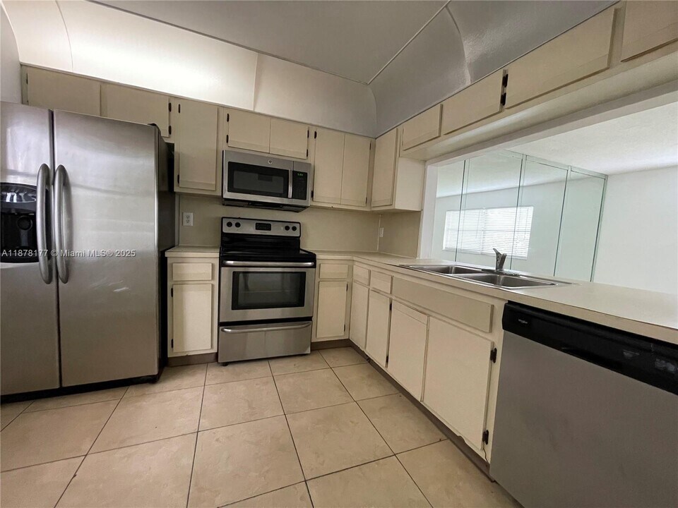 2390 Coral Springs Dr in Coral Springs, FL - Foto de edificio