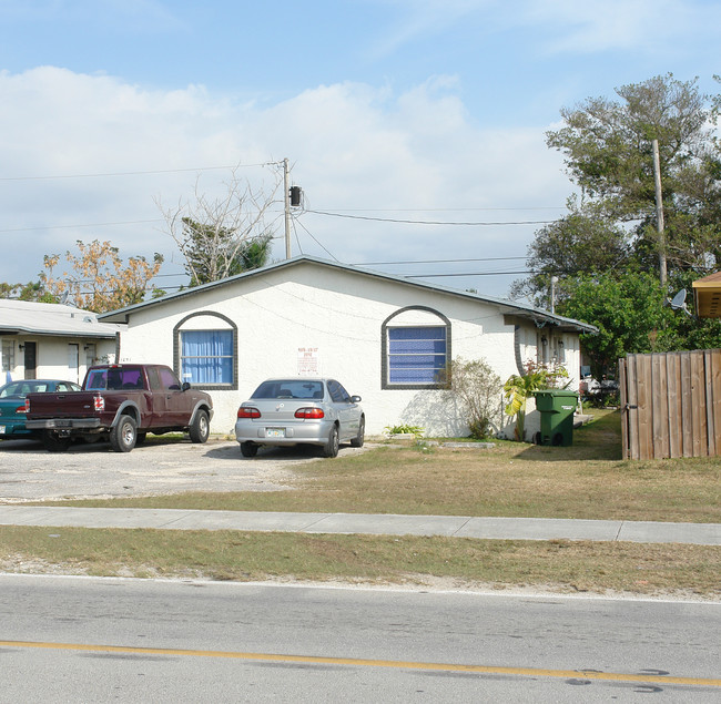 1291-1321 NW 8th St in Homestead, FL - Foto de edificio - Building Photo