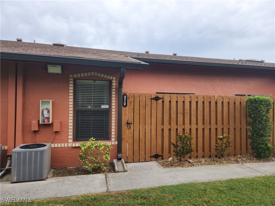 822 SW 47th Terrace in Cape Coral, FL - Foto de edificio